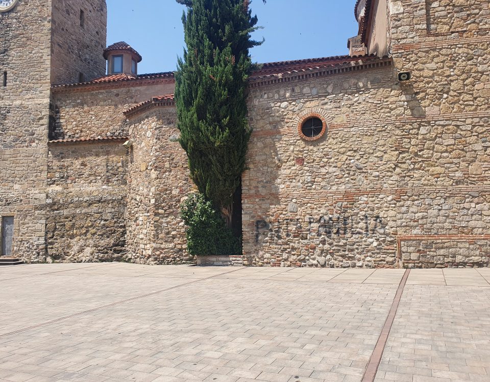 La façana lateral de l’església de Sant Pere ha aparegut aquest dilluns amb una lletja pintada. Davant aquest fet, mossén Joaquim Meseguer, rector de la parròquia i arxipreste de Rubí, ha enviat una carta a l’alcaldessa, Ana M. Martínez, i als regidors de l’Ajuntament on expresa “la tristor i indignació” per la pintada. Pel mossèn, la realització d’aquesta pintada posa de relleu “la poca consideració que alguns manifesten envers la fe cristiana d’una part significativa de la població de la nostra ciutat i el poc respecte que alguns tenen envers el nostre patrimoni cultural, artístic i arquitectònic”. A l’escrit, Joaquim Meseguer també lamenta els continus cops de pilota que la paret exterior del temple ha de sofrir cada dia a causa del joc de futbol d’infants i, de vegades també d’adults, en una plaça en la qual expressament està senyalitzat que no es pot jugar a pilota. “És un fet que també ens preocupa perquè això representa una erosió que acabarà malmetent les parets de l’església i afectarà negativament el patrimoni de la nostra ciutat, essent com és l’església parroquial de Sant Pere l’edifici més antic i emblemàtic”, apunta el rector. Per tot això, en nom de la Parròquia de Sant Pere i de la seva feligresia, demana que des de l’Ajuntament es vetlli pel patrimoni cultural, artístic i arquitectònic local, i d’una manera especial per l’església de Sant Pere pel seu valor històric. També se sol·licita que el consistori cuidi que el temple parroquial de Sant Pere no hagi de sofrir les erosions causades per cops de pilota ni altre tipus d’agressió com ara les pintades. Finalment, el mossèn demana que l’Ajuntament, donat que disposa de personal especialitzat, pugui fer-se càrrec de l’eliminació de la pintada.