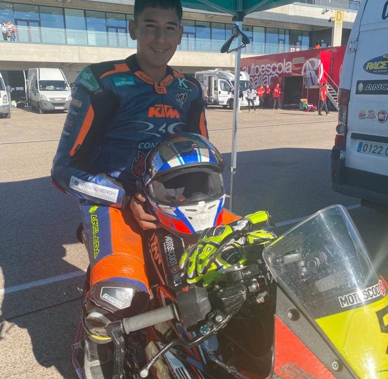 Izan Domibuez a la seva moto